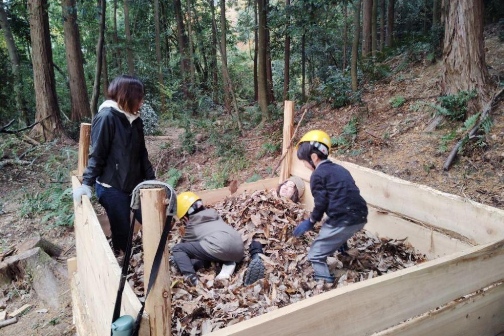 ヒノキ板の腐葉土置き場が落ち葉で一杯になりました！