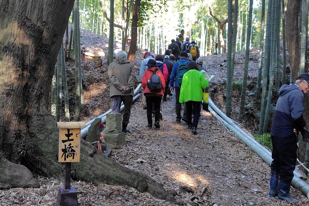 当時の様子を残す、両側に空堀を見下ろす土橋と主郭入口にある虎口
