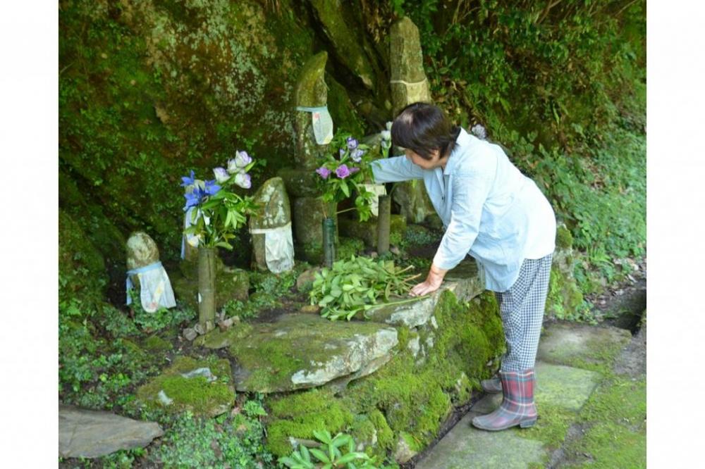 入選(ホタル保存会賞) 『お参り』 稲垣日奈子