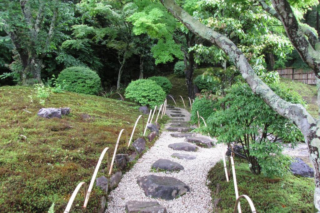 飛び石と白砂利の道を優雅に歩けます