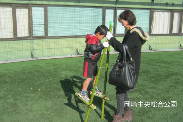 野球場内で竹馬