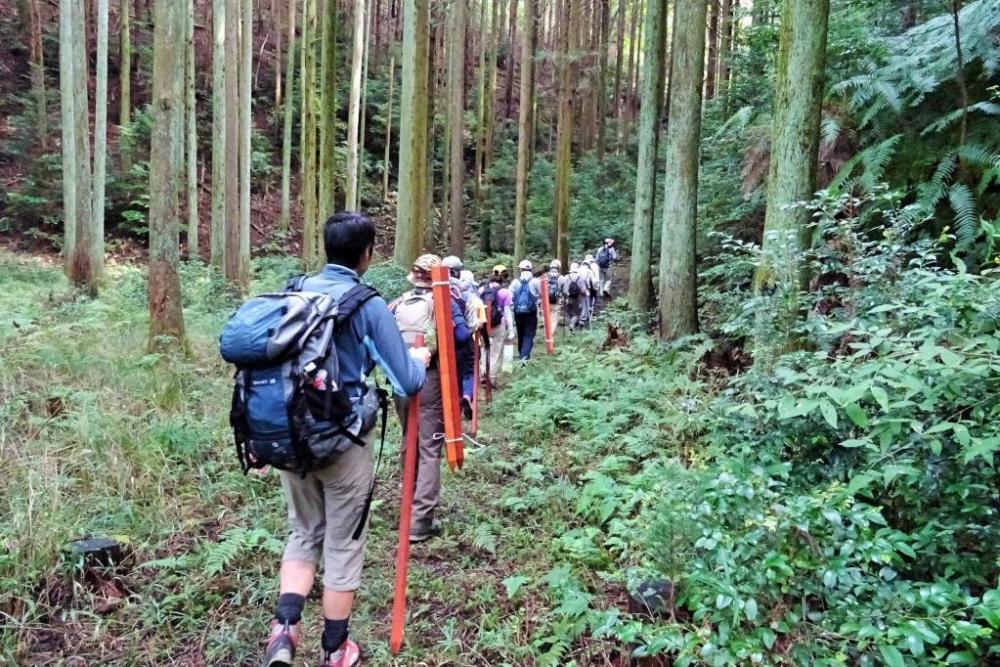 看板の材や道具を持って、いざ山へ