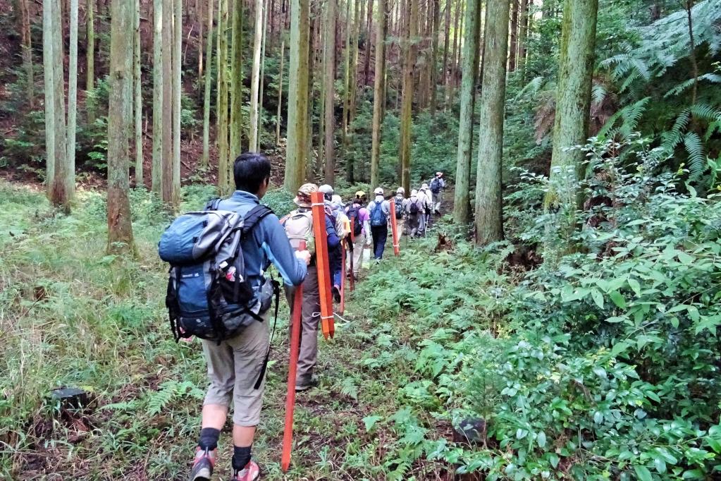 看板の材や道具を持って、いざ山へ