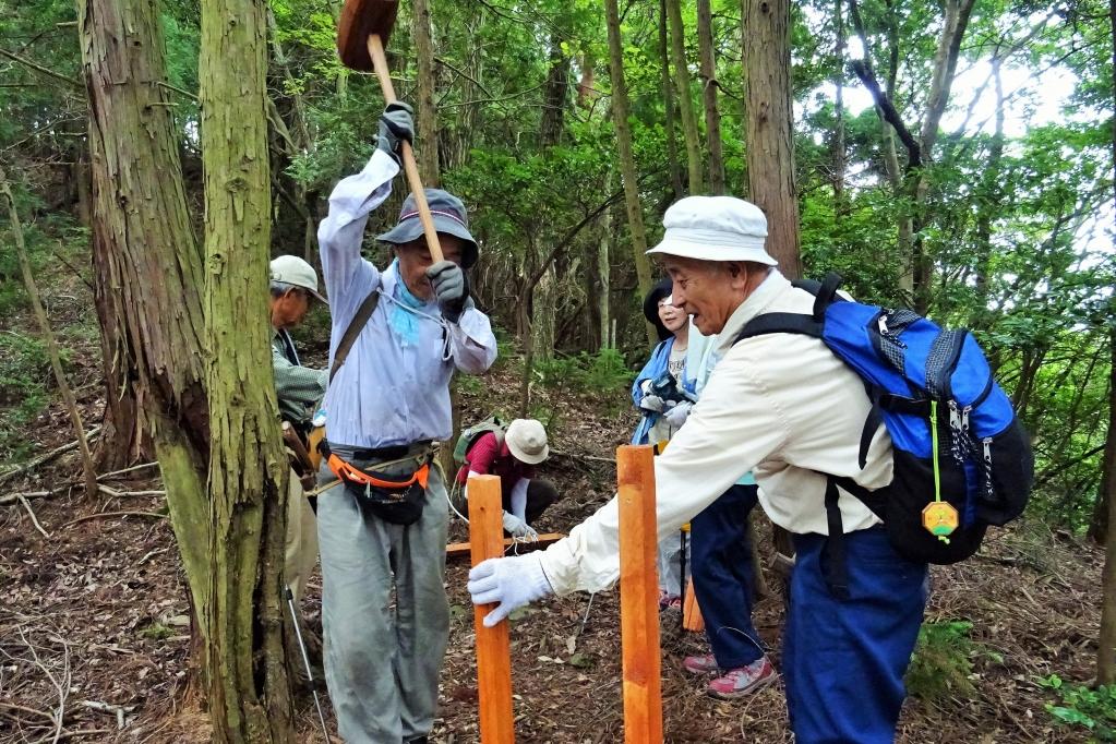 案内看板の設置位置を決めたら、まずは杭打ち