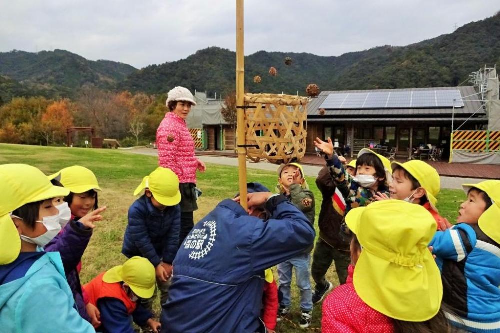 いっぱい入れるぞ！「松ボックリの玉入れ」