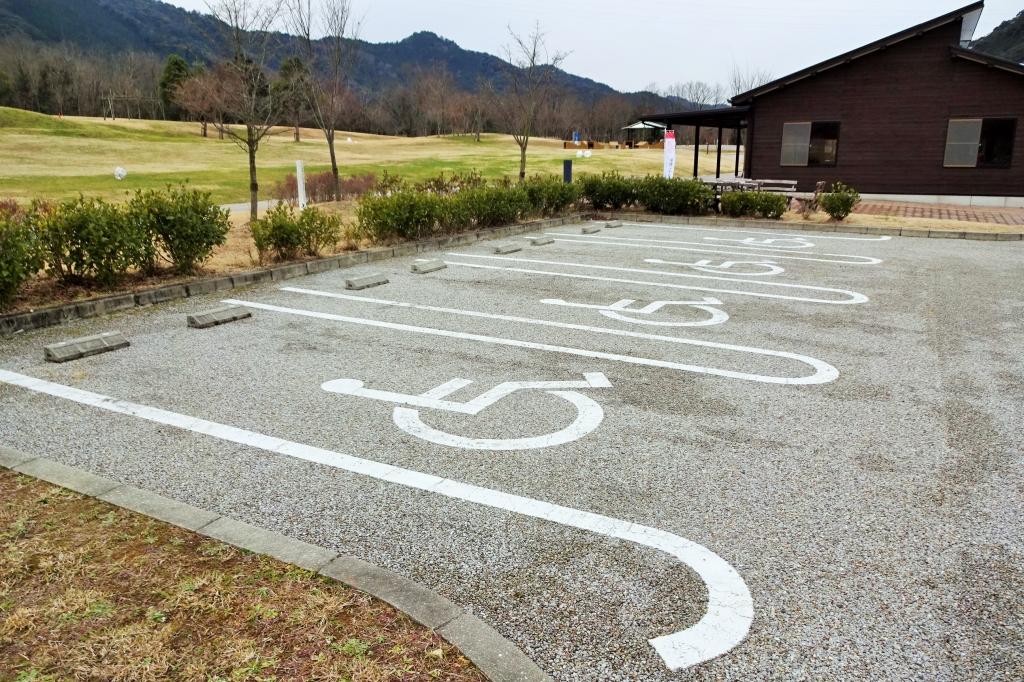 ハウス横の身障者用駐車場（4台）