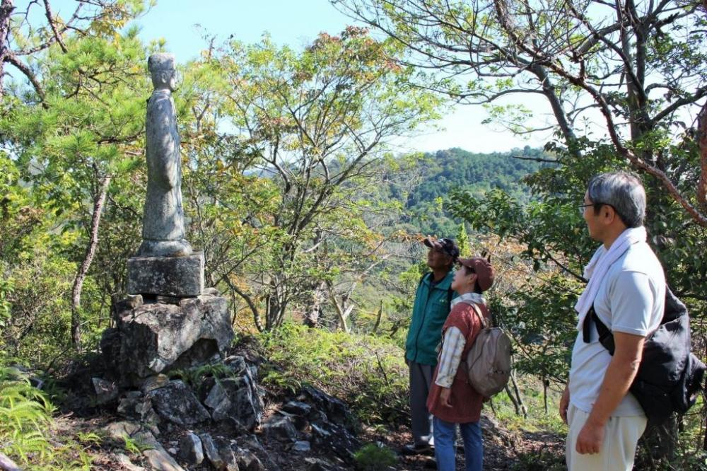 御嶽信仰の道をたどる「新嶽山」古道