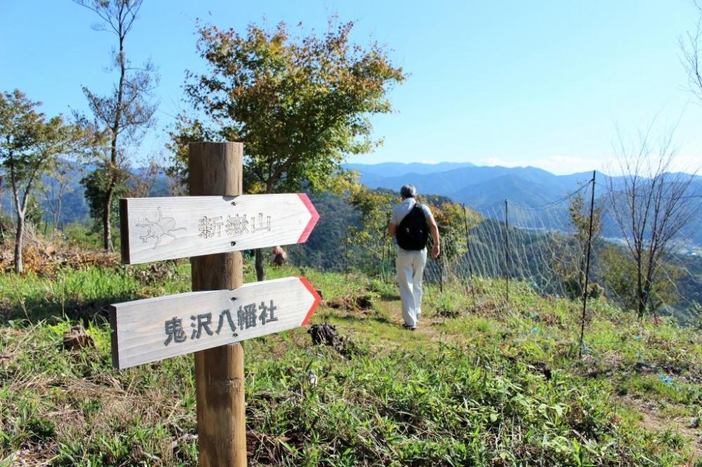 まずは管理道を通って「おおだの森」の山頂へ