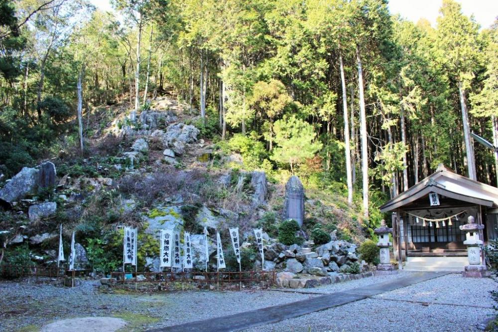 突如現れる「新嶽大神」は霊山「御嶽」を彷彿とさせる