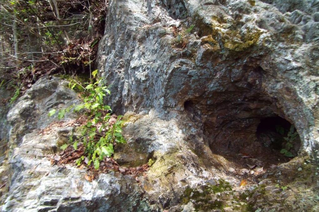 ツチノコ伝説の残る水晶岩