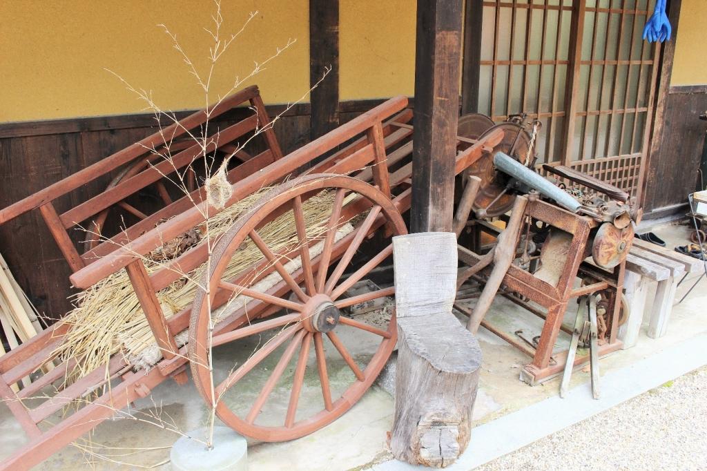 入口付近には昔の農機具が展示