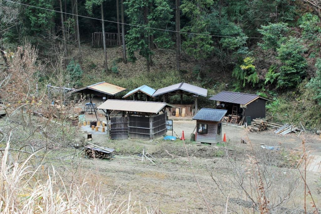 管理道から見た炭焼き窯の全景