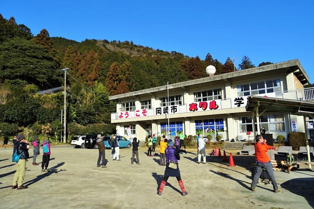 まずはホタル学校でストレッチ