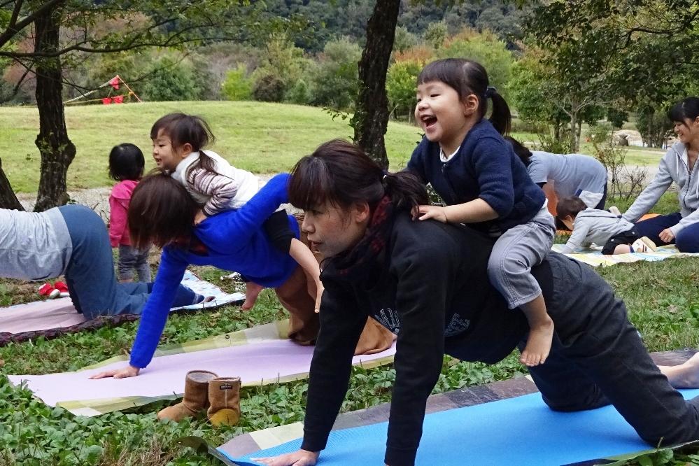 背中に子どもを乗せてヨガ