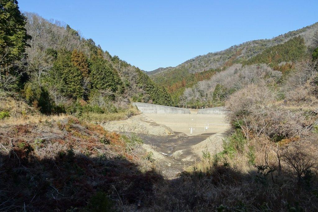 下流に砂防ダムが見えます。