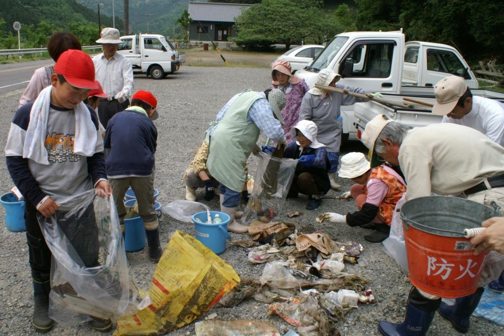 鳥川ホタル保存会による河川美化活動のおかげで、美しい自然が保たれている