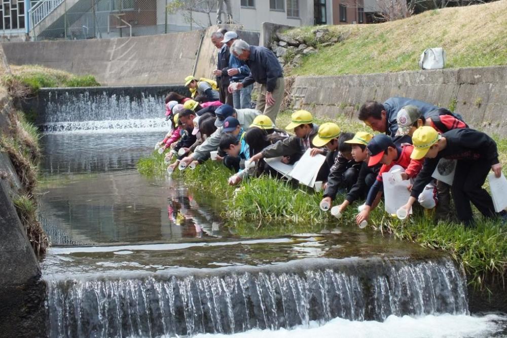 毎年3月の恒例行事「ホタルの幼虫放流式」