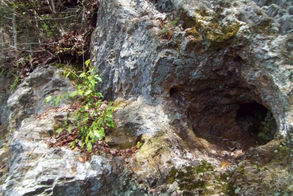 水晶岩にある蛇穴、「つとへび」が住んでいたという伝説があります。