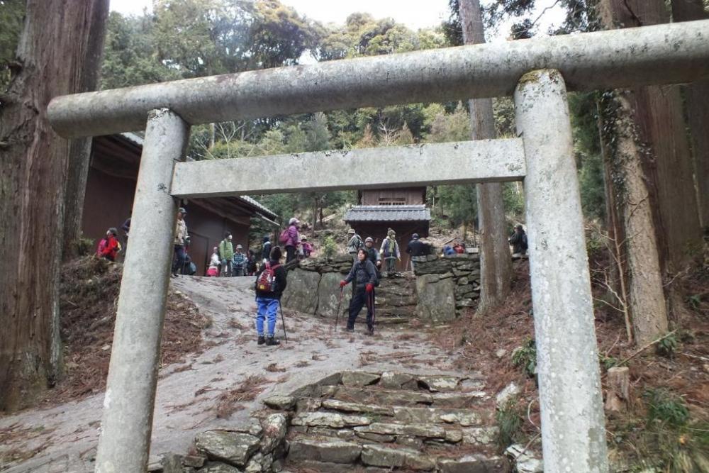 登山道入り口の一つ、神明宮です。二手に分かれて登山道があります。