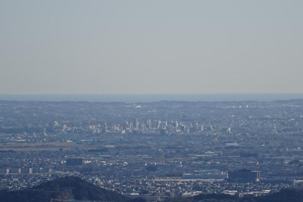 よく見ると豊橋市街のビル群や遠州灘が見えます。