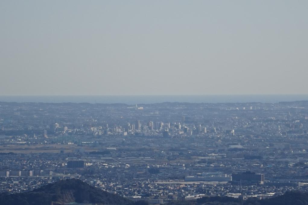 よく見ると豊橋市街のビル群や遠州灘が見えます。