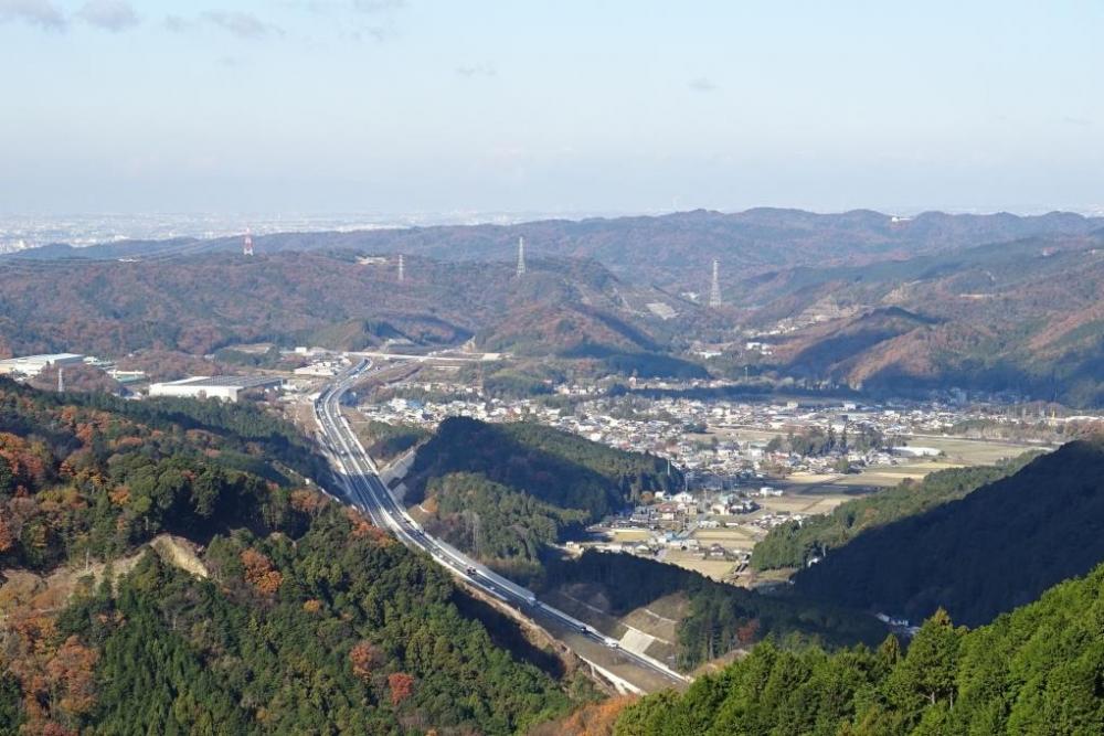 平成の大崩れからは眼下に新東名高速道路、遠くに名古屋方面が見えます。