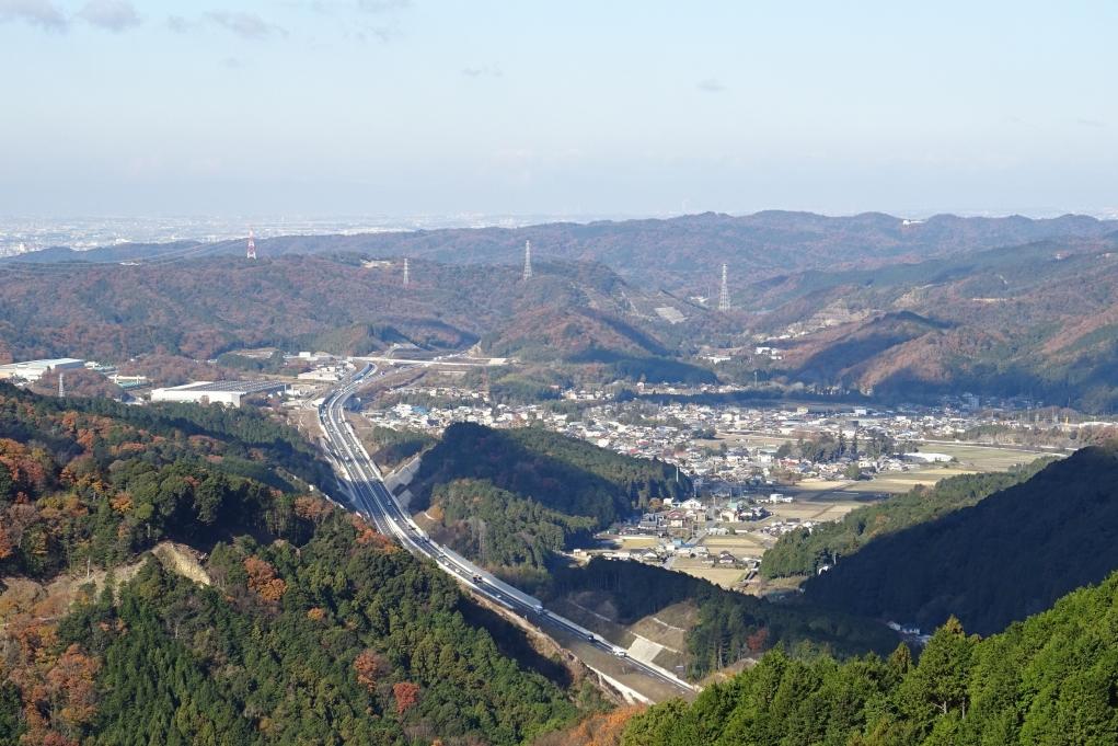 平成の大崩れからは眼下に新東名高速道路、遠くに名古屋方面が見えます。