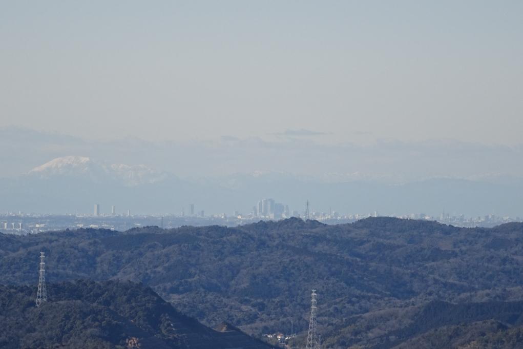 双眼鏡では名駅の高層ビル群や伊吹山が見えます。