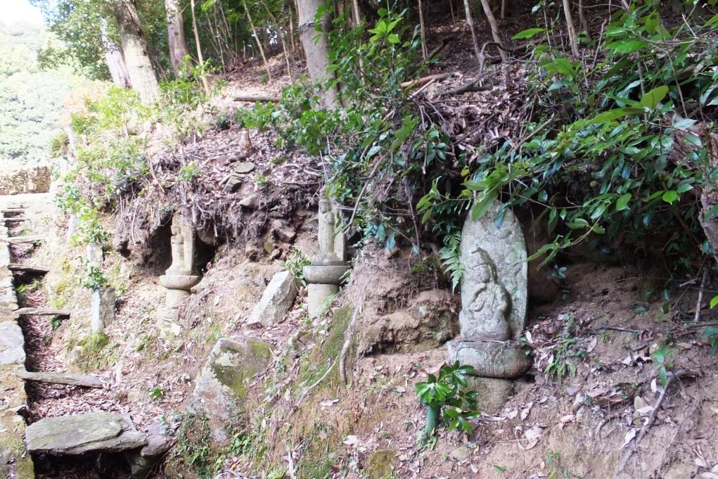 慈徳院へ至る坂に並ぶ西国三十三所観音像の表情のご注目