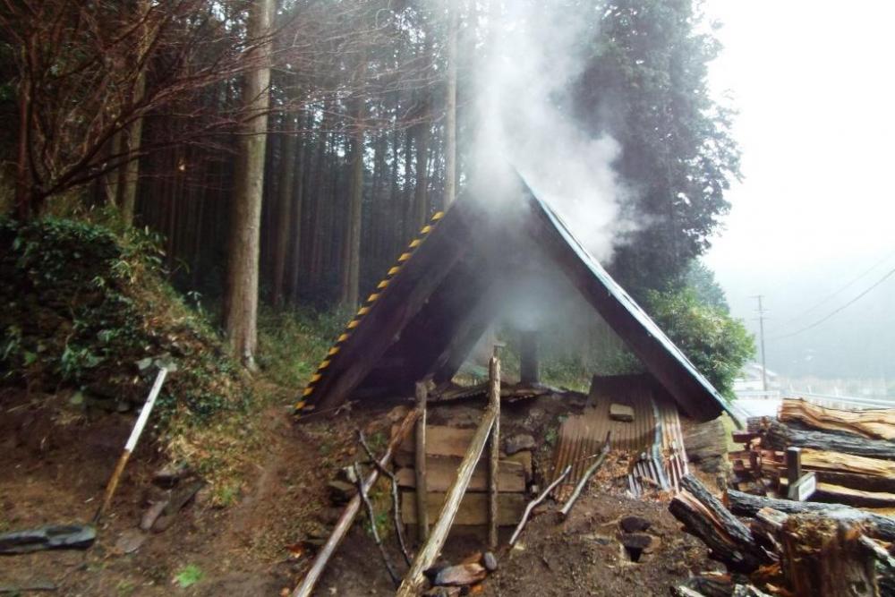 煙の色を見ながら空気量を調整（火付けから完成までは1週間ほどかかる）