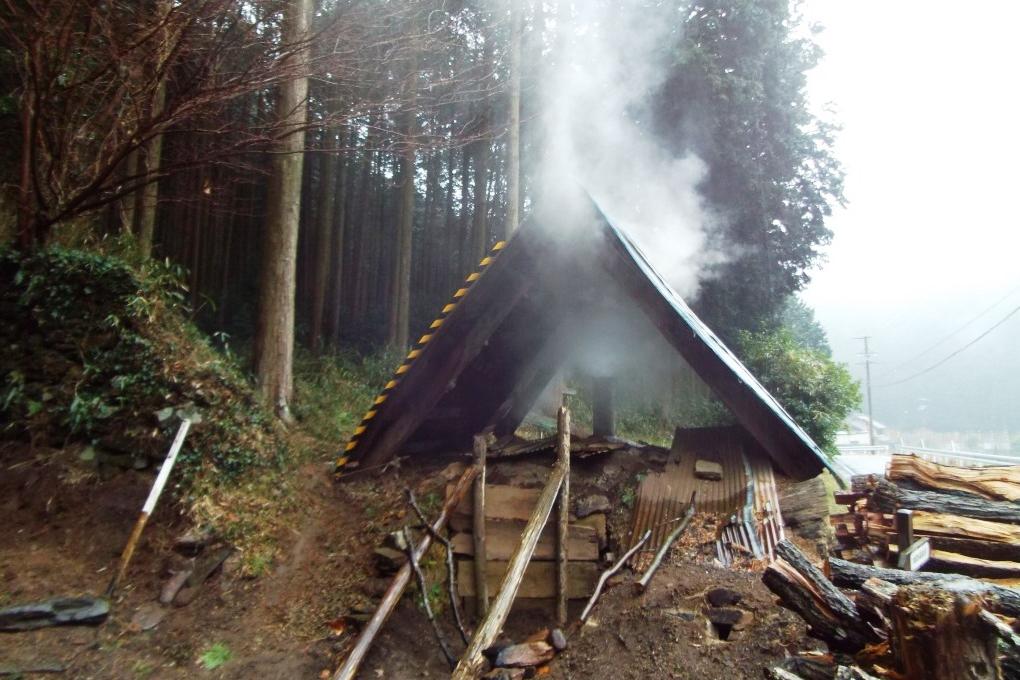 煙の色を見ながら空気量を調整（火付けから完成までは1週間ほどかかる）