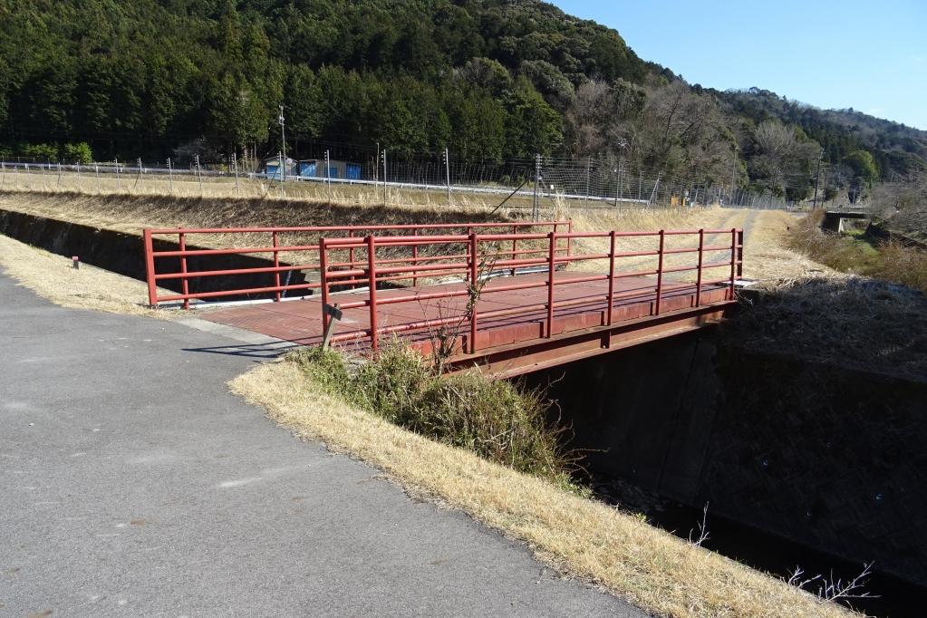 ホタル橋を渡って田んぼの間を山側へ