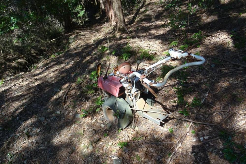 登山道を行くと、なつかしい耕運機。