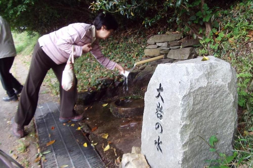 ホタル学校からすぐ近くの大岩の水