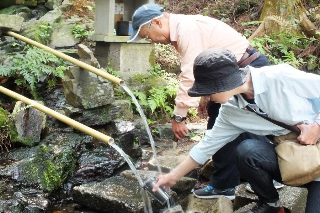 水を汲みに来る方が絶えない「延名水」