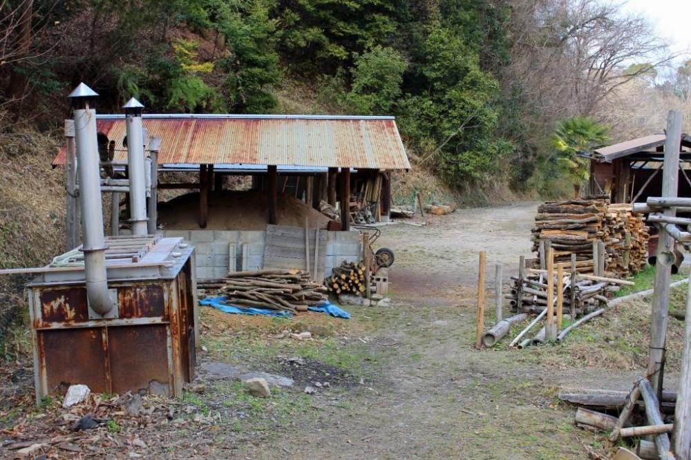 歩き切った眼下には「炭焼き小屋」が見えてくる