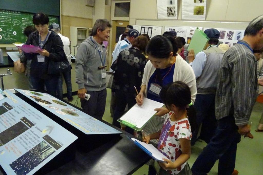 校内の展示物でホタルの秘密を調べましょう