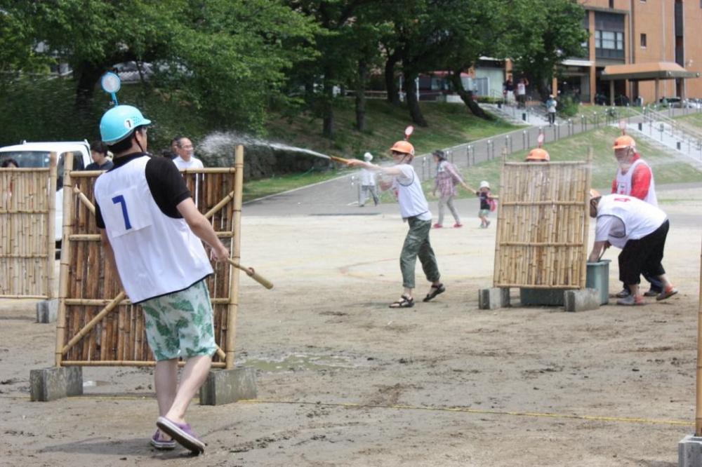 相手の陣地めがけて掃射（乙川河川敷にて）