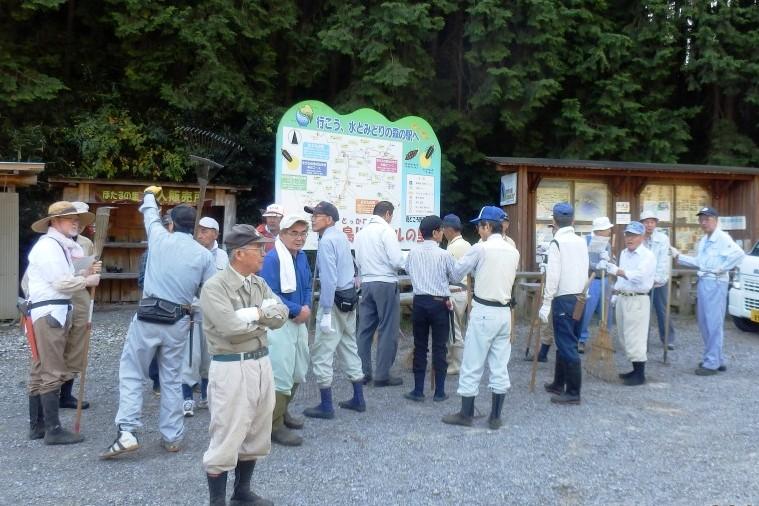 朝のミーティングで作業内容や分担を確認