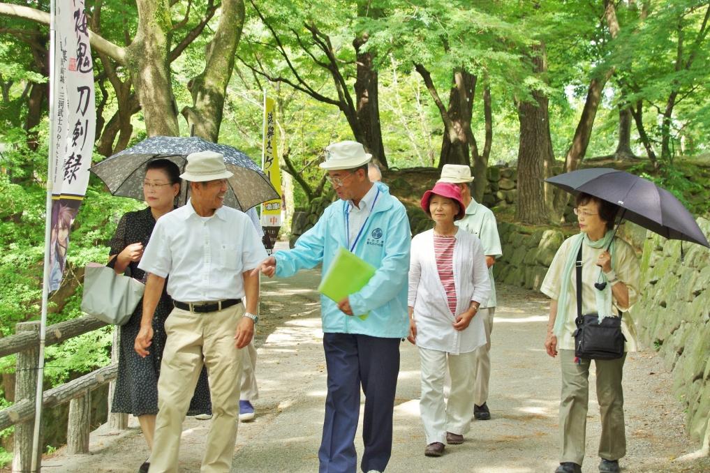 おかざき観光ガイドと巡る「秋の岡崎公園めぐり」