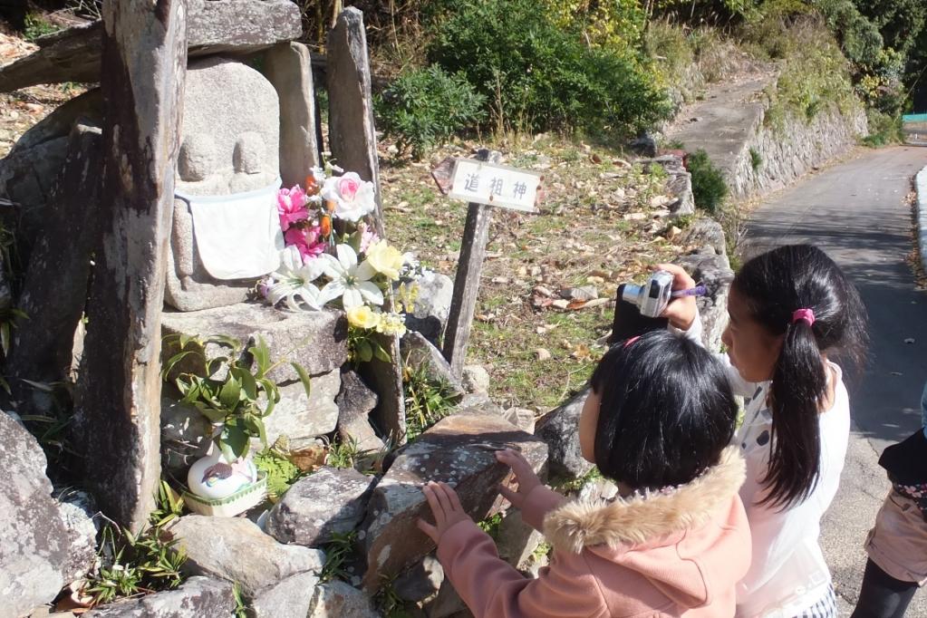 道行く人の無事を祈る道祖神