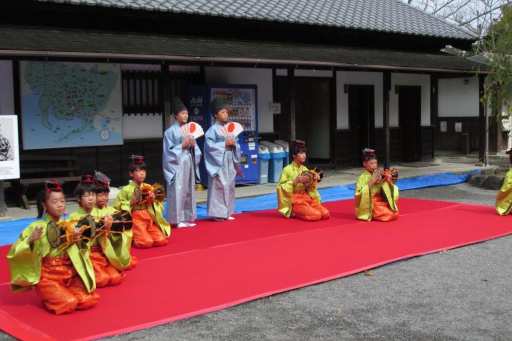 細川小学校「御殿万歳」と「チャラボコ太鼓」演奏会