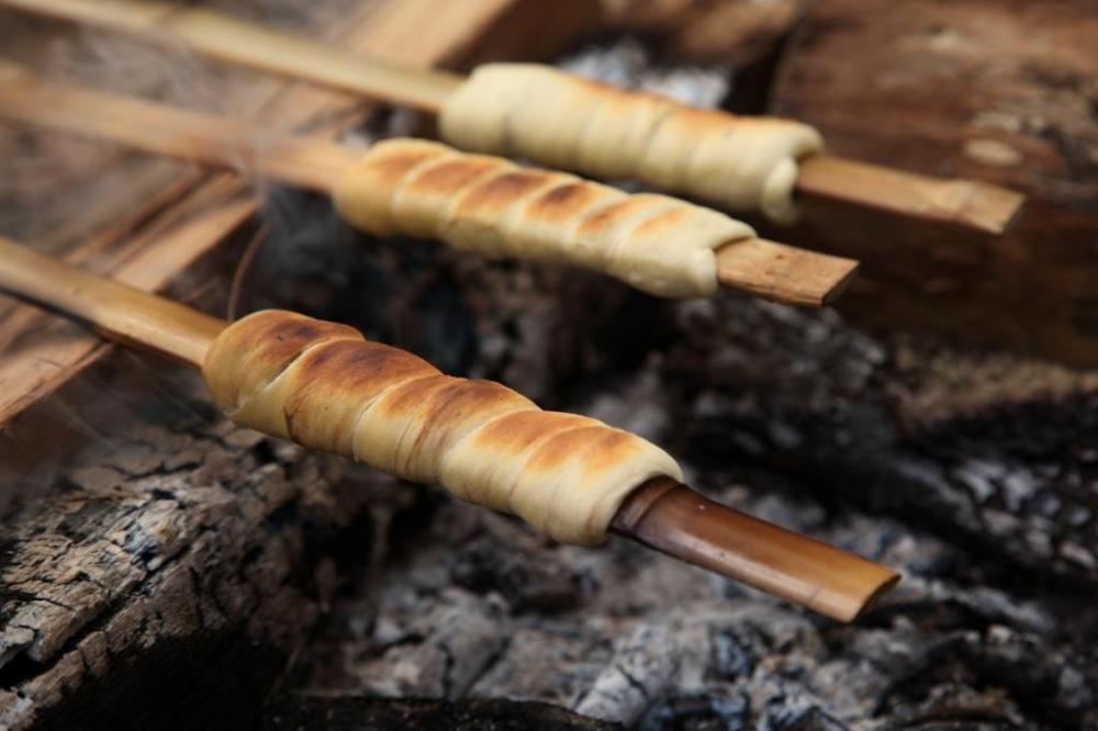 火おこし体験後の竹パン作り（イメージ）