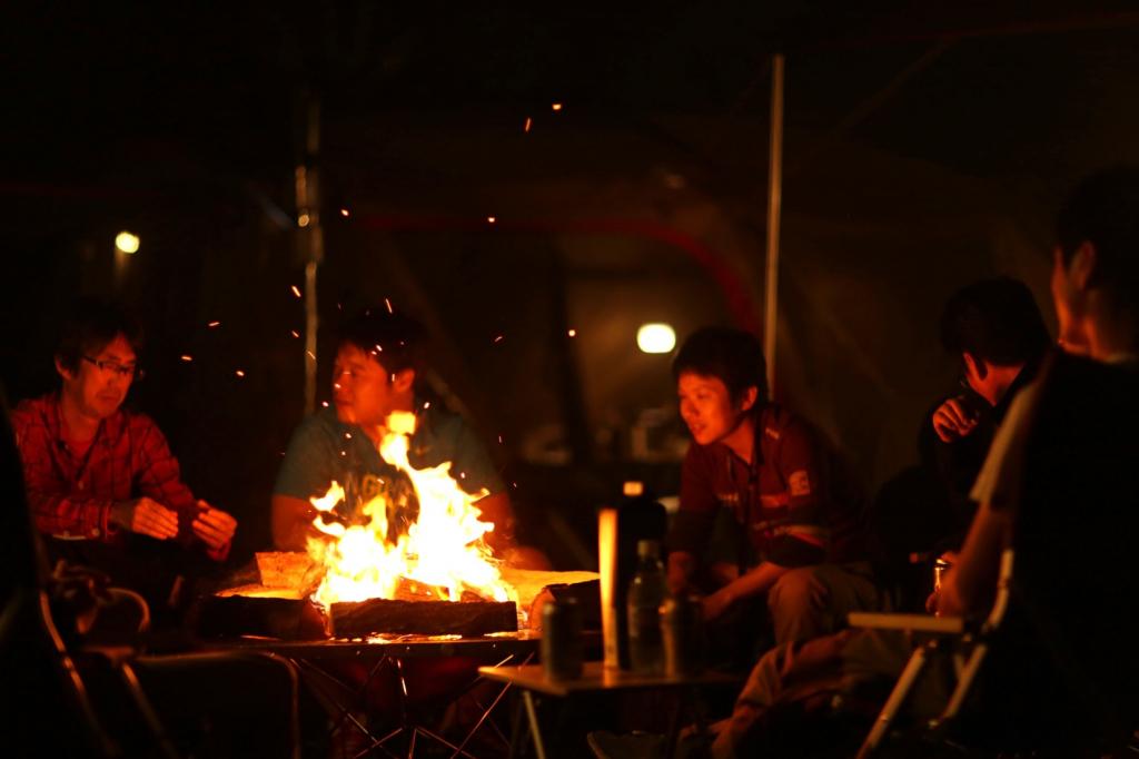 夕暮れの「焚き火タイム」で気持ちにも火がつきそう