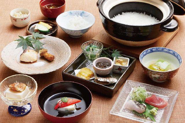 食堂こなん「土鍋ご飯の贅沢ランチコース」