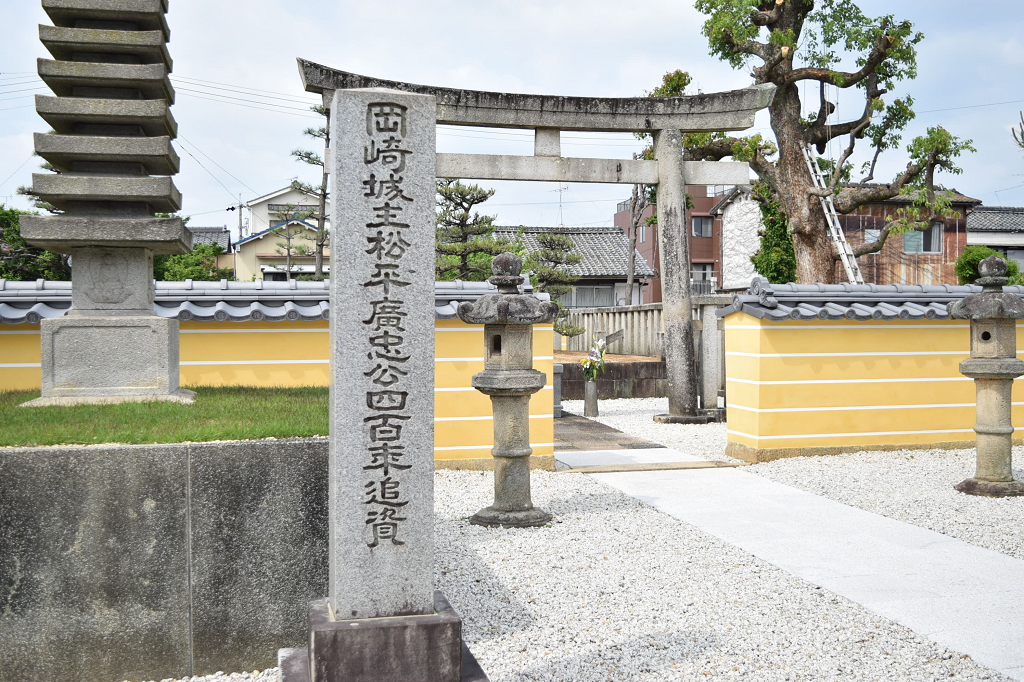 元々の土壁の上に何層も塗り重ね、資料に基づき耐久性を増し再建