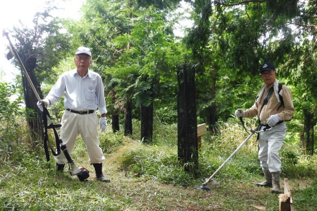 汗を流す地元の鳥川ホタル保存会の皆さん