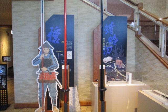 甲冑姿のまま、武具の体験もできます。