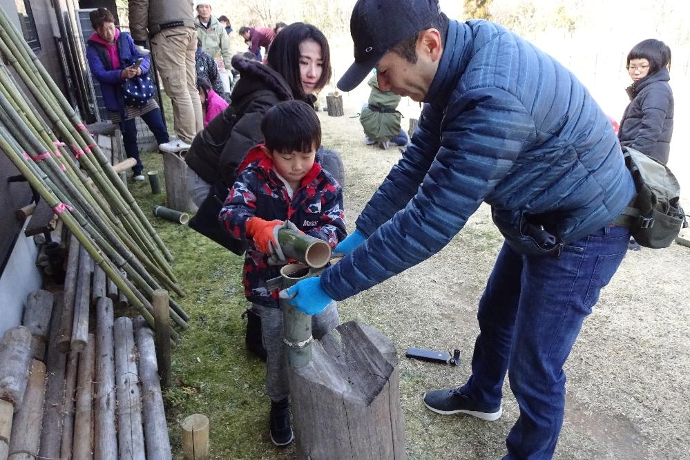 普段は使うことのないナタやノコ。親子で一緒に、安全に使おう