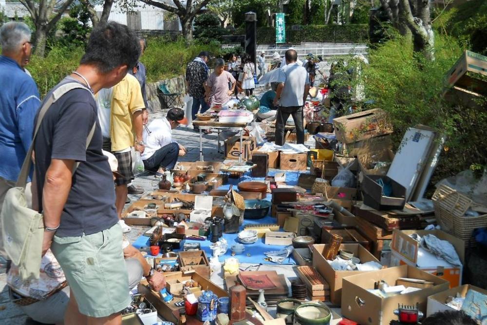 奥殿陣屋にて毎月第3日曜日に開催される「骨董市」